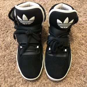 Adidas Roundhouse Mid J (size 10 1/2)